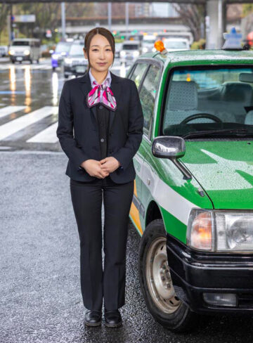 品番：1sdnm00556 SNS総フォロワー9万人 人妻女性タクシードライバー 春木蘭子 45歳 AVDEBUT「丁寧な接客を心掛けていますが乱暴な不倫SEXが大好きです」
