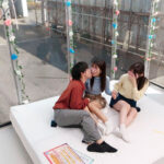 品番：dvmm00246 顔出しMM号 女子大生限定 ザ・マジックミラー 徹底検証！男女の友情は成立する！？友達関係のリアル素人大学生3人が日本一エロ～い車の中で初めての逆3P体験！女友達とのハーレムSEXでW生中出しスペシャル！