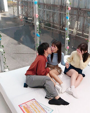 品番：dvmm00246 顔出しMM号 女子大生限定 ザ・マジックミラー 徹底検証！男女の友情は成立する！？友達関係のリアル素人大学生3人が日本一エロ～い車の中で初めての逆3P体験！女友達とのハーレムSEXでW生中出しスペシャル！